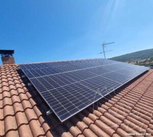 Instalación de paneles solares para autoconsumo en una casa de Cuadros, León