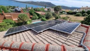 Instalación de placas solares en una casa de Madrid