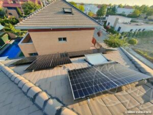 Instalación de placas solares en una vivienda de Paracuellos del Jarama