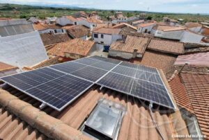 Instalación de placas solares en una vivienda de Villa del Campo, Cáceres