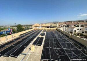 Instalación de autoconsumo fotovoltaico con orientación Este-Oeste de las placas solares
