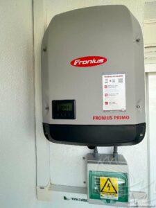 Inversor Fronius de la instalación de autoconsumo fotovoltaico en una vivienda