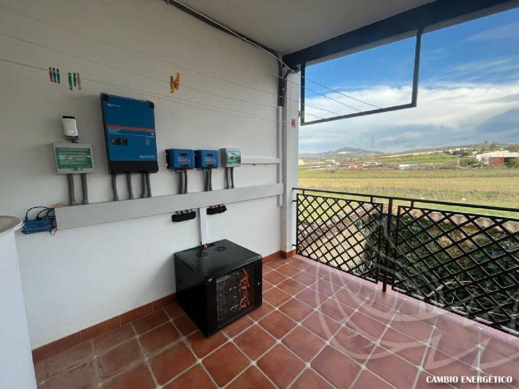 Inversor Victron y baterías Pylontech de la instalación de autoconsumo en una casa de Lucena, Córdobade la 