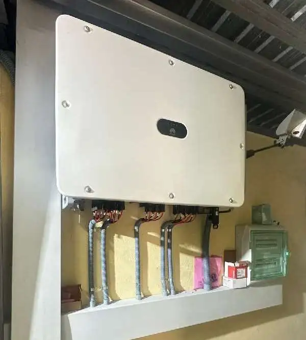 Inversor Huawei de la instalación de paneles solares en empresa de maquinaria de construcción