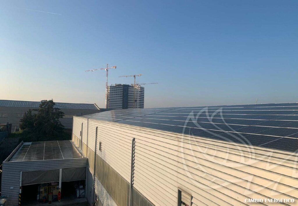Vista general de la instalación de paneles solares para autoconsumo en una empresa de Alcobendas