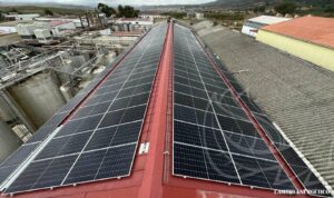 Vista general de la instalación de placas solares para autoconsumo en una fábrica de cera de Cáceres