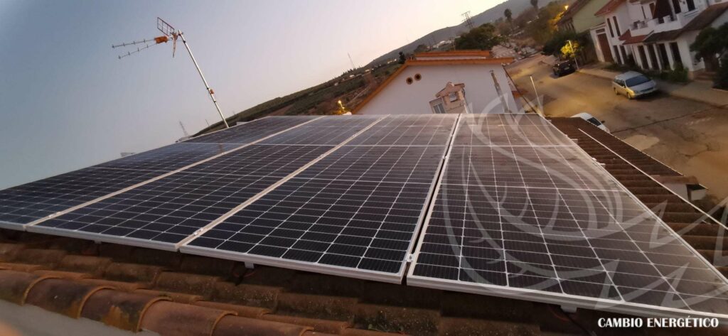 Vista general de la instalación de paneles solares y baterías para autoconsumo en una casa de Lucena, Córdoba