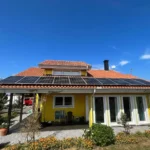Vista general de una instalación de paneles solares en una casa