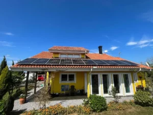 Vista general de una instalación de paneles solares en una casa