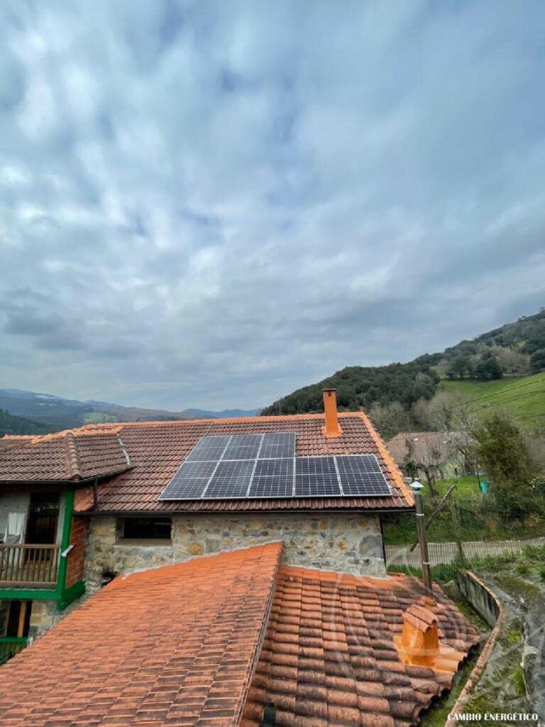 Vista general de la instalación de placas solares en una casa de Gibaja, Cantabria