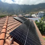 Vista general de instalación de paneles solares en vivienda