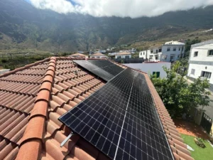 Vista general de instalación de paneles solares en vivienda