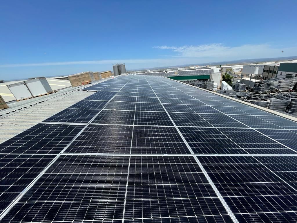 Instalación de placas solares en una empresa de Sevilla de diseño y distribución de materiales de riego