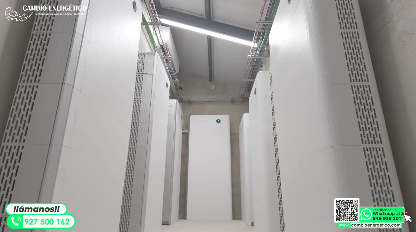 Imagen de una instalación de 400kWh de acumulación en baterías en una industria