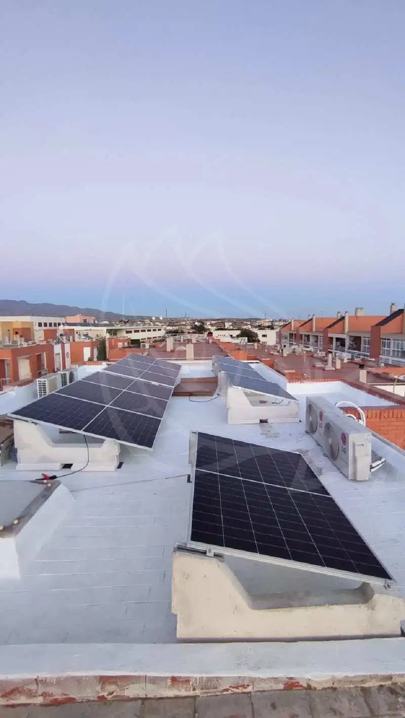 placas solares con solarbloc en una azotea de Almería