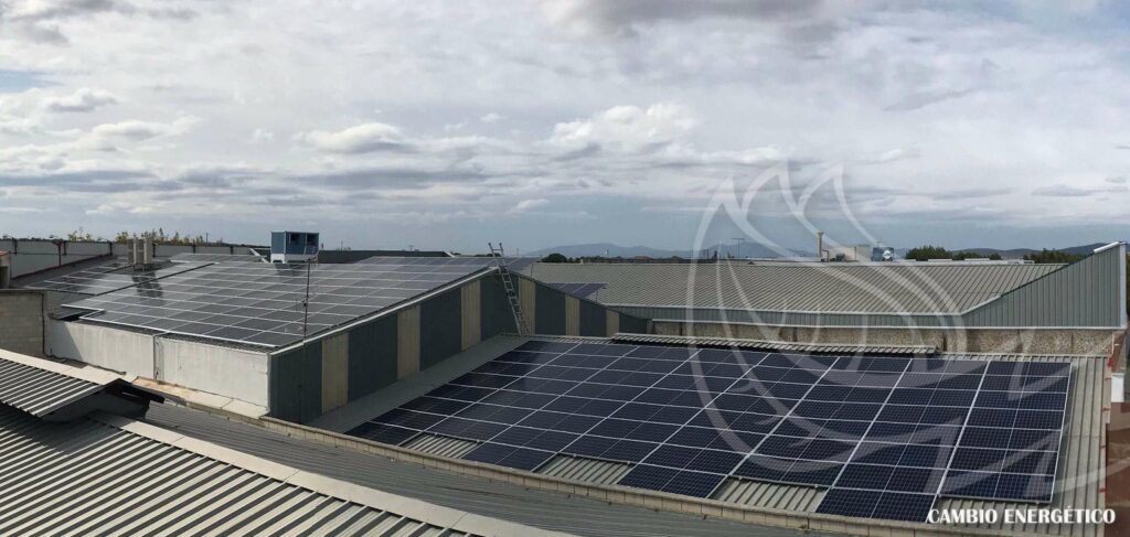 Instalación de paneles solares en carnicas la Serena