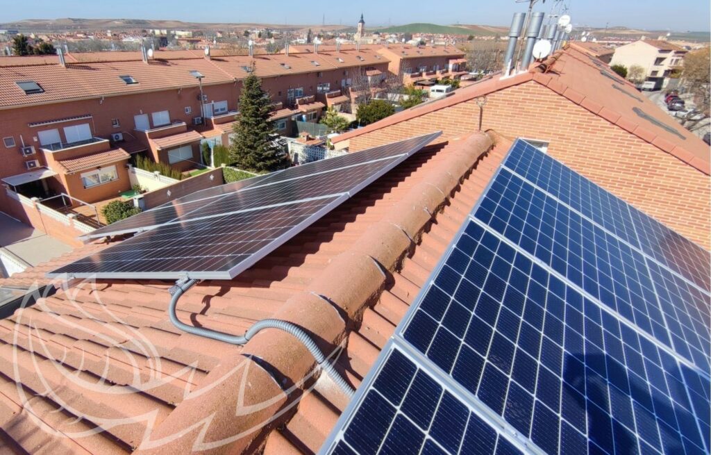 detalle de una instalacioens placas solares a dos aguas