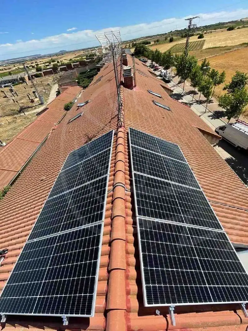 placas solares sobre tejado a dos aguas en Albacete
