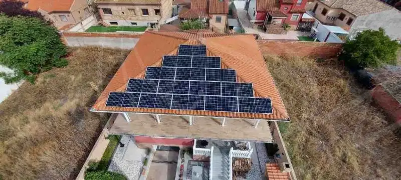 vista panorámica de placas solares en una vivienda