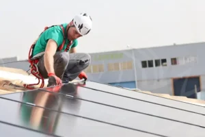 Persona instalando paneles solares