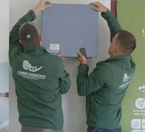 Instaladores en proceso de instalación de un kit solar con batería