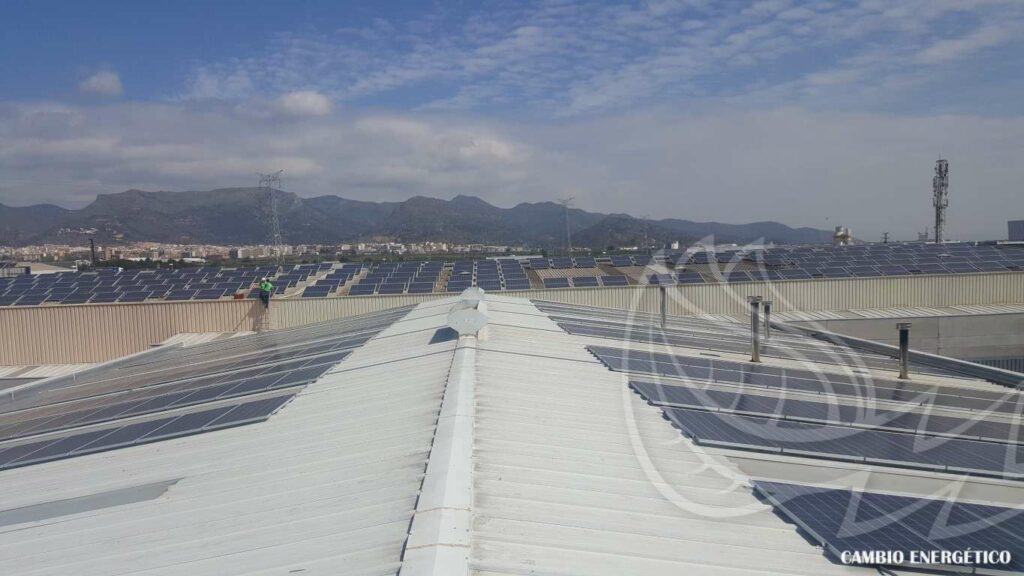 Paneles solares en una instalación de Castellón