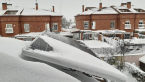 Paneles solares cubiertos de nieve