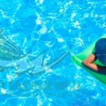 piscina con el agua calentada con aerotermia y placas solares