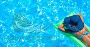 piscina con el agua calentada con aerotermia y placas solares