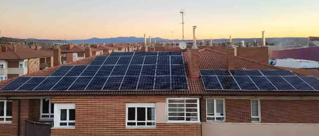 placas solares instaladas en el edificio de una comunidad de vecinos