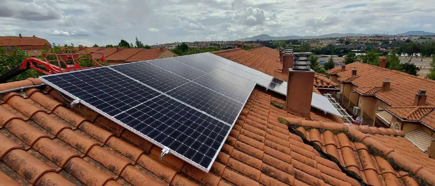 placas solares sobre tejado en vivienda de Badajoz