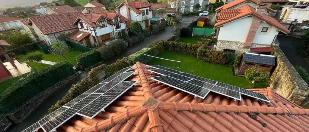 vista panorámica de vivienda con paneles solares