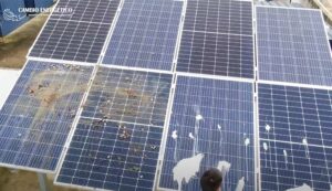 Placas solares con diferenes tipos e intensidades de suciedad