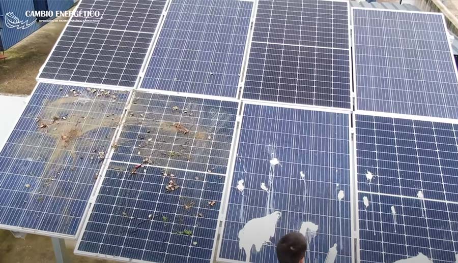 Placas solares con diferenes tipos e intensidades de suciedad
