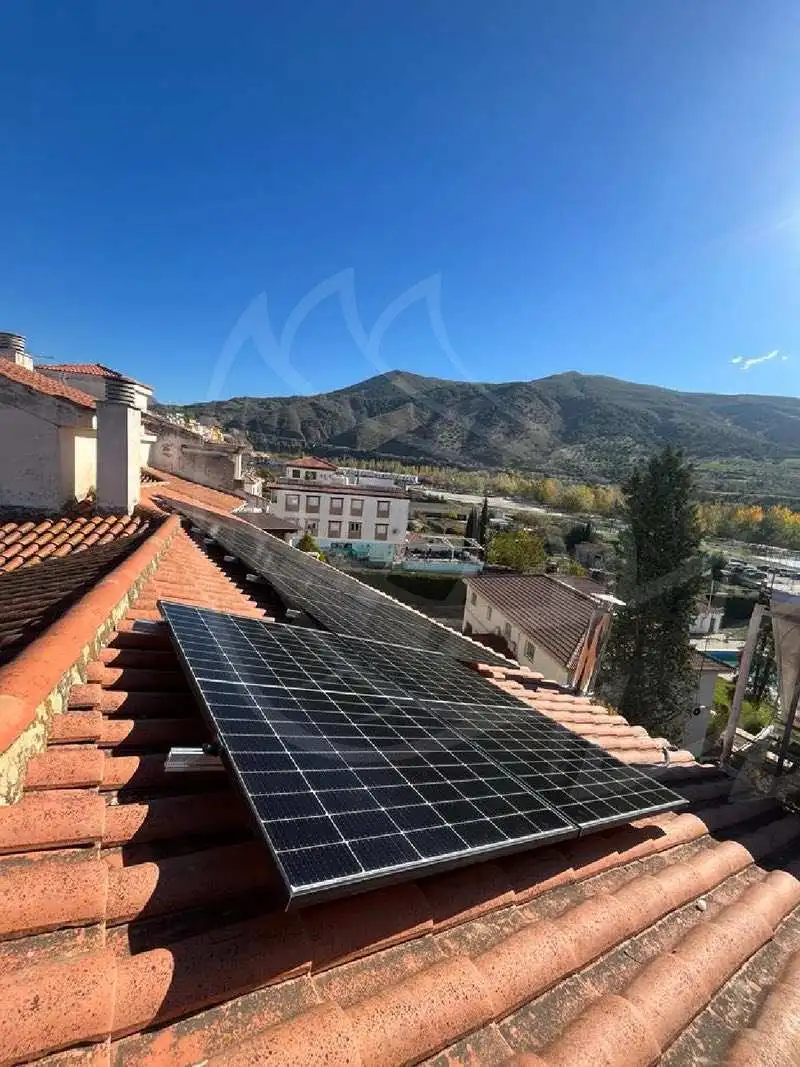 paneles solares sobre tejado en Granada