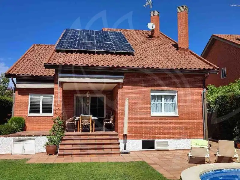 Casa unifamiliar con placas fotovoltaicas en Madrid