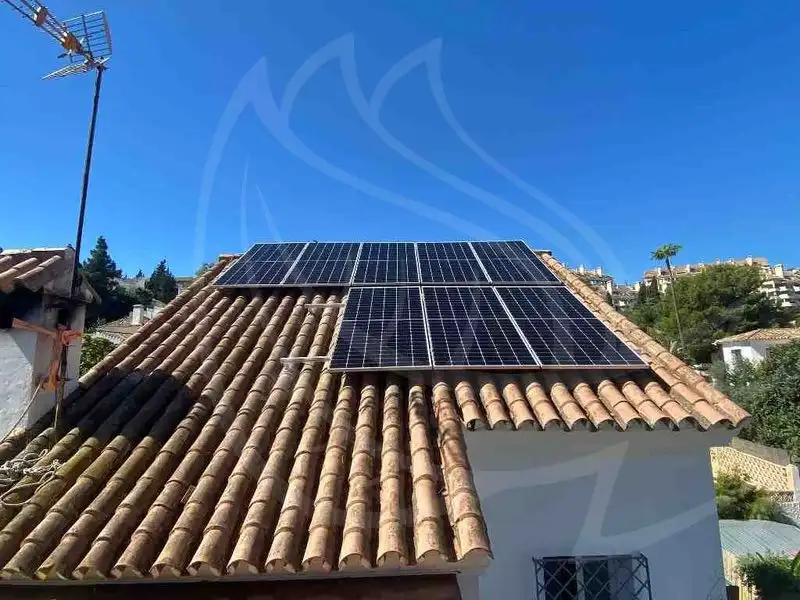 placas solares sobre tejado de una vivienda en Málaga