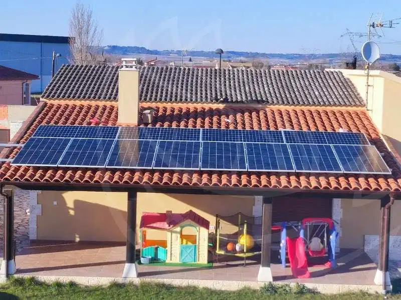 paneles solares en el porche de una casa en Valladolid