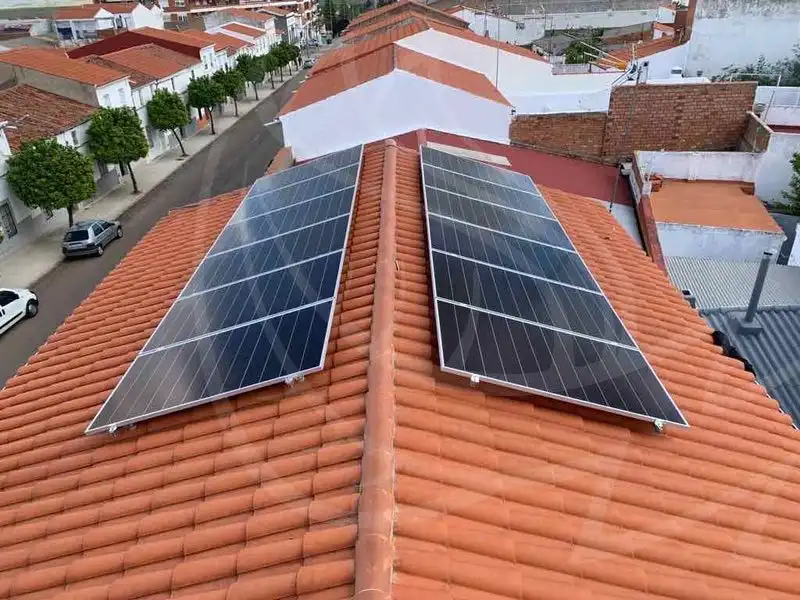 paneles solares sobre tejado a dos aguas en Badajoz