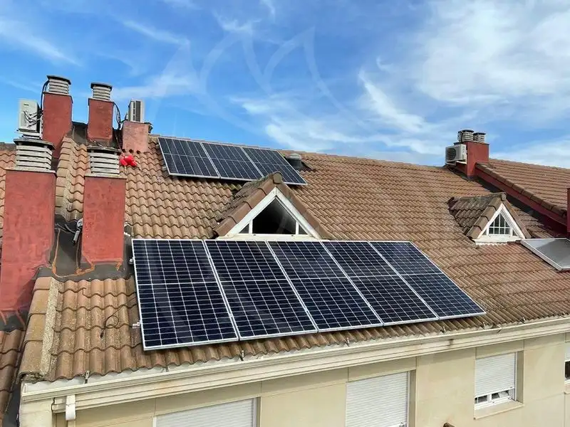 placas solares en el tejado de una vivienda