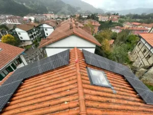 Instalación de placas soalres en vivienda de Euskadi