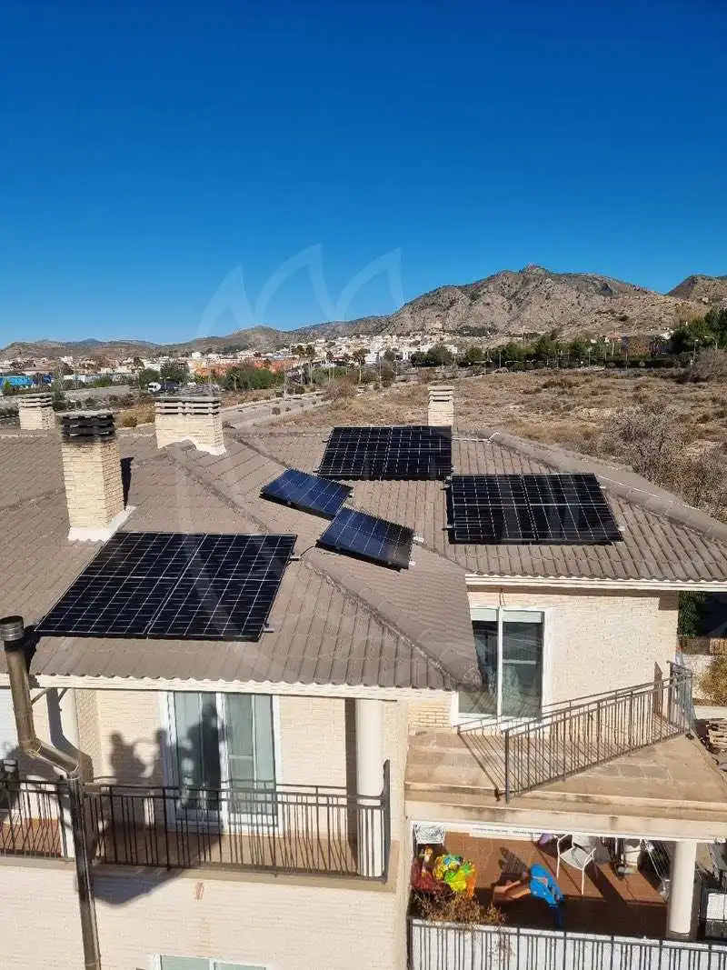 instalación fotovoltaica en varias cubiertas en una casa de Alicante