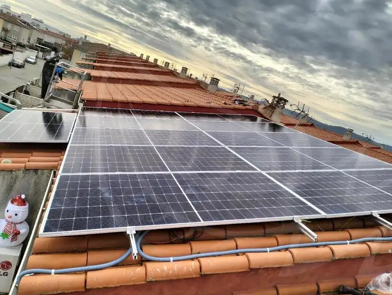 paneles solares sobre tejado en Cáceres