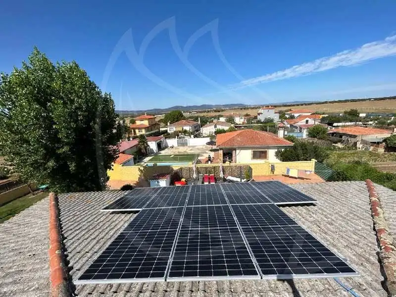 paneles solares sobre tejado de una vivienda