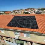 placas solares sobre tejado en vivienda de Cáceres