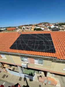 placas solares sobre tejado en vivienda de Cáceres