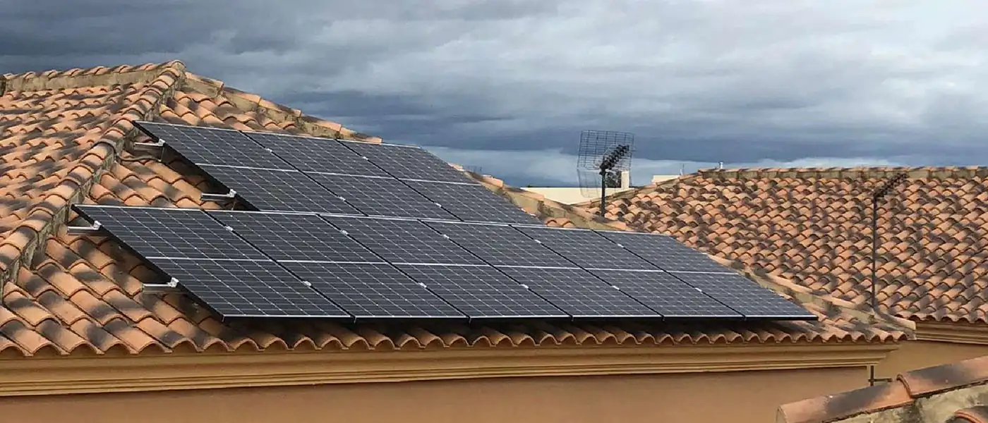 paneles solares sobre tejado en Málaga
